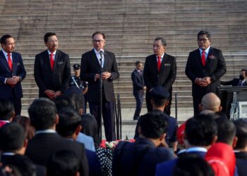 ANWAR Ibrahim menyampaikan ucapan semasa hadir pada Perjumpaan Perdana Menteri Bersama penjawat awam di Bangunan Perdana Putra di  Putrajaya. - UTUSAN/FAISOL MUSTAFA