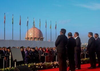 ANWAR Ibrahim menyampaikan ucapan semasa hadir pada Perjumpaan Perdana Menteri bersama penjawat awam di Bangunan Perdana Putra di Putrajaya. - UTUSAN/FAISOL MUSTAFA