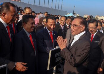 ANWAR Ibrahim bersalaman dengan penjawat awam selepas Perjumpaan Perdana Menteri bersama penjawat awam di Bangunan Perdana Putra di Putrajaya. - UTUSAN/FAISOL MUSTAFA