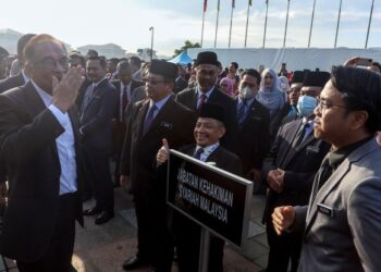 ANWAR Ibrahim beramah mesra dengan penjawat awam selepas Perjumpaan Perdana Menteri Bersama penjawat awam di Bangunan Perdana Putra di Putrajaya. - UTUSAN/FAISOL MUSTAFA