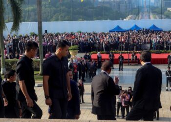 SEBAGAI seorang figura politik yang sedang popular saat ini, Anwar Ibrahim (tiga dari kanan) haruslah bekerja bersungguh-sungguh dalam menunaikan keseluruhan janji manifesto sebelum tarikh PRU16 tiba. – UTUSAN/ FAISOL MUSTAFA