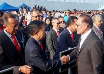 BAGI melaksanakan langkah-langkah penjimatan, kerajaan tidak akan sesekali mengehadkan faedah kerja penjawat awam apatah lagi memotong gaji mereka dalam kalangan staf sokongan. – UTUSAN/FAISOL MUSTAFA