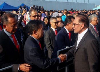 ANWAR Ibrahim bersalaman dengan penjawat awam selepas Perjumpaan Perdana
Menteri Bersama Warga Jabatan Perdana Menteri (JPM) di Bangunan Perdana Putra baru-baru
ini.- UTUSAN/FAISOL MUSTAFA