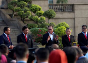 ANWAR Ibrahim semasa perhimpunan bulanan pertama sebagai Perdana Menteri menyeru seluruh kakitangan kerajaan agar bersama-sama membawa negara ke arah pemulihan melalui semangat atau nilai islah. – UTUSAN/ FAISOL MUSTAFA