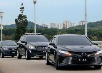 KENDERAAN yang membawa Panglima Angkatan Tentera  memasuki Bangunan Putra Perdana, Putrajaya. - UTUSAN/FAISOL MUSTAFA