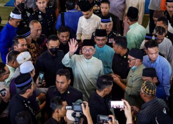 Datuk Seri Anwar Ibrahim melambaikan tangan kepada jemaah yang hadir menunaikan solat Jumaat di Masjid Bukit Aman semalam.