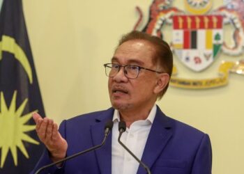 Perdana Menteri, Datuk Seri Anwar Ibrahim dalam sidang akhbar selepas mesyuarat kabinet di Pejabat Perdana Menteri, Putrajaya di sini, semalam. - UTUSAN/FAISOL MUSTAFA