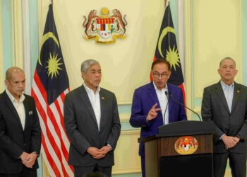 ANWAR Ibrahim dalam sidang akhbar selepas mesyuarat Kabinet di Pejabat Perdana Menteri, Putrajaya. - UTUSAN/FAISOL MUSTAFA