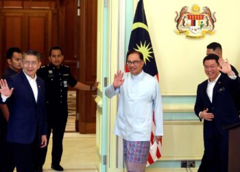 Datuk Seri Anwar Ibrahim semasa mengumumkan tujuh ikhtiar khas sempenan sambutan Hari Raya Aidilfitri di Putrajaya semalam.