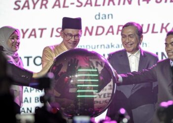 ANWAR Ibrahim (tiga dari kiri) bersama Pengerusi Lembaga Amanah Yayasan Karyawan, Tan Sri Hamad Kama Piah Che Othman (dua dari kanan) melancarkan majlis pelancaran karya agung Sayr Al-Salikin dan Hikayat Zulkarnain di Dewan Bahasa dan Pustaka, Kuala Lumpur, hari ini. Turut hadir, Menteri Pendidikan, Fadlina Sidek. - FOTO/FAIZ ALIF ZUBIR