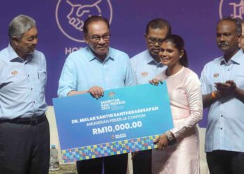 ANWAR Ibrahim menyampaikan Anugerah Hari Pekerja 2023 kepada Dr. Malar Santhi Santheragesapan (dua kanan) pada Sambutan Hari Pekerja 2023 di Pusat Konvensyen Antarabangsa Putrajaya (PICC) di sini, hari ini.-UTUSAN/FAISOL MUSTAFA