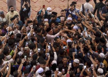 ANWAR Ibrahim bersalaman dengan jemaah selepas menunaikan solat jumaat di Masjid Putra, Putrajaya. - UTUSAN/FAISOL MUSTAFA