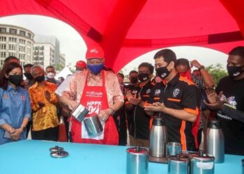 ISMAIL Sabri Yaakob meninjau peniaga pasar malam sempena majlis sambutan HPPK 2021 dan Pelancaran Program Transformasi Pasar Malam di Putrajaya. - UTUSAN/FAISOL MUSTAFA