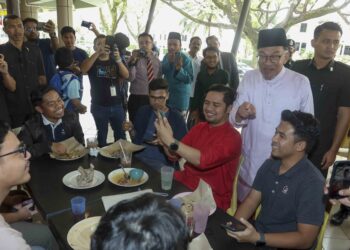 ANWAR Ibrahim meluangkan masa menyantuni pengunjung di Medan Selera Presint 8 di  Putrajaya. - UTUSAN/ FAISOL MUSTAFA