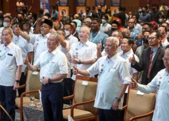 ISMAIL Sabri Yaakob bergambar kenangan pada Majlis Perasmian Simposium Keluarga Malaysia di PICC, Putrajaya. - UTUSAN/FAISOL MUSTAFA