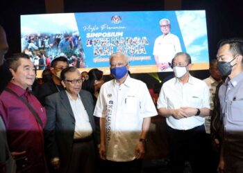 ISMAIL Sabri Yaakob beramah mesra bersama tetamu yang hadir pada Majlis Perasmian Simposium Keluarga Malaysia di PICC Putrajaya. - FOTO/FAISOL MUSTAFA