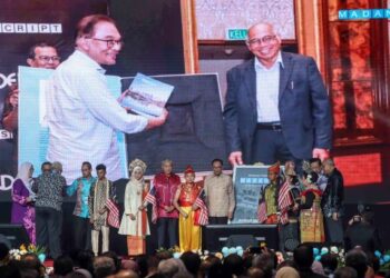 ANWAR Ibrahim dalam majlis pelancaran buku Membangun Negara Madani: Visi dan Kerangka Dasar Reformasi di Putrajaya, baru-baru ini. – UTUSAN/FAISOL MUSTAFA