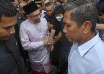 ANWAR Ibrahim bersalaman dengan jemaah selepas menunaikan solat jumaat di Masjid Putra, Putrajaya. - UTUSAN/FAISOL MUSTAFA