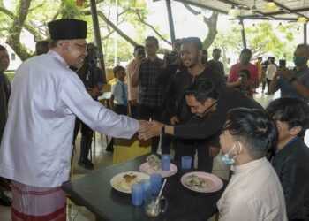 ANWAR Ibrahim meluangkan masa menyantuni pengunjung di Medan Selera Presint 8, Putrajaya. - UTUSAN/FAISOL MUSTAFA