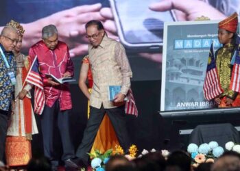 PERDANA Menteri, Datuk Seri Anwar Ibrahim melancarkan buku Membangun Negara Madani - Visi dan Kerangka Dasar Reformasi di Putrajaya, baru-baru ini. – UTUSAN/FAISOL MUSTAFA