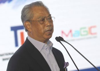 MUHYIDDIN YASSIN



GAMBAR : FAISOL MUSTAFA
PEMBERITA : AZMAN (UTUSAN)