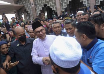 ANWAR Ibrahim bersalaman dengan jemaah selepas menunaikan solat jumaat di Masjid Putra, Putrajaya. - UTUSAN/FAISOL MUSTAFA