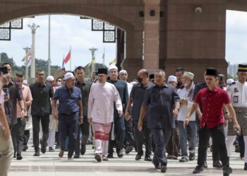 ANWAR Ibrahim hadir menunaikan solat jumaat di Masjid Putra, Putrajaya. - UTUSAN/FAISOL MUSTAFA