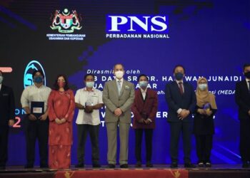 WAN Junaidi Tuanku Jaafar (tengah) bergambar selepas perasmian Bit Expo 2021 (BITe 2021) di Dewan Seri Endon di Putrajaya, hari ini. -UTUSAN/FAISOL MUSTAFA