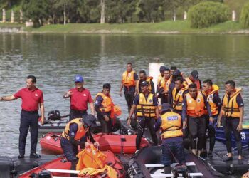 AZMI Abu Kassim (baju merah dua dari kiri) bersama polis marin ketika pengendalian bot peringkat kontinjen Kuala Lumpur pada Majlis Penutup Latihan Dalam Perkhidmatan (LDP) di Markas Operasi Pasukan Polis Marin, Putrajaya. -UTUSAN/FAISOL MUSTAFA