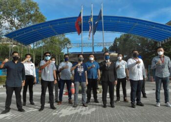 JUFITRI Joha (enam dari kanan) selepas memberi keterangan kepada polis susulan penyerahan Memorandum Bantahan Pelaksanaan Had Umur Belia 30 Tahun di IPD Putrajaya. -UTUSAN/FAISOL MUSTAFA