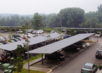 Tinjauan kekurangan kemudahan tapak letak kenderaan di PPAM Larai, Presint 6 di sini, hari ini.-UTUSAN/ FAISOL MUSTAFA