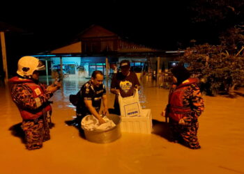 PASUKAN Bomba dan Penyelamat negeri membantu mangsa banjir di sekitar Nibong Tebal, Pulau Pinang malam tadi.