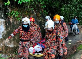 ANGGOTA bomba terpaksa mendaki dan membawa turun mayat Chee Yew Huat dari Stesen Tengah Bukit Bendera ke kaki bukit di Ayer Itam, Pulau Pinang pagi tadi.