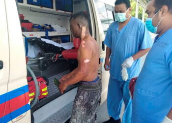 SEORANG nelayan cedera melecur pada bahagian muka dan tangan selepas terkena api pada enjin bot yang terbakar di kedudukan 1.2 batu nautika tenggara Pulau Rimau, Pulau Pinang tengah hari tadi.
Pic IHSAN MARITIM MALAYSIA