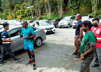 DUA lelaki yang tersesat hampir 12 jam ketika mendaki Bukit Cherok Tokun, Bukit Mertajam, Pulau Pinang petang semalam ditemui selamat pagi tadi.- IHSAN BOMBA