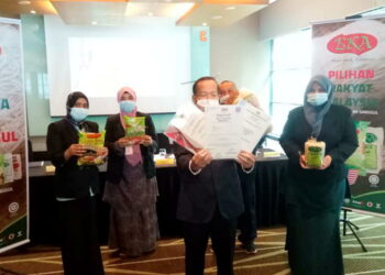 SAFFIE Bakar (tengah) menunjukkan sijil halal yang dikeluarkan oleh JAKIM untuk produk-produk keluaran EKA Noodles Bhd.