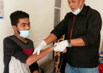Bekas kontraktor yang kini menjadi tukang urut, Shariff Syahidan Shariff Ahmad ketika merawat seorang pesakitnya yang cedera akibat kemalangan jalan raya di Permatang Batu, Bukit Mertajam, Pulau Pinang baru-baru ini. -UTUSAN/ ISWAN SHAFIQ ISA