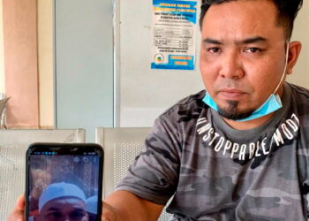 AZIZI Azali menunjukkan gambar  Azali Saad yang maut dalam kebakaran rumah teres dua tingkat di Lorong Laksamana, Taman Telok Molek,  Butterworth, Pulau Pinang.