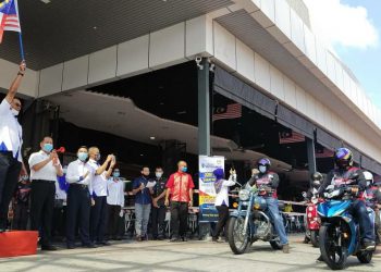 ROSOL Wahid ketika majlis pelepasan atau 'flag-off' Kembara Program Jualan Malaysia (PJM) dan Kempen Beli Barangan Malaysia (KBBM) peringkat negeri Pulau Pinang di pekarangan Mydin Bukit Mertajam, Pulau Pinang semalam.-UTUSAN/ISWAN SHAFIQ ISA