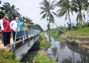 DR. Mohd. Zuhdi Marzuki (kiri) meninjau keadaan air berwarna hitam  di sebatang parit yang mengalir ke Sungai Kreh, Kampung Tok Bedu, Tasek Gelugor, Pulau Pinang. - UTUSAN/AMIR IRSYAD OMAR