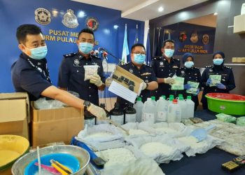 MUSTAFA Kamal Gani Abdullah (tiga dari kiri) menunjukkan sepucuk pistol dan dadah yang berjaya dirampas pada sidang akhbar di IPK Pulau Pinang  semalam. -UTUSAN/ NOOR HASLIZA NUSI