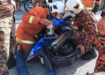 ANGGOTA bomba  mengeluarkan kaki mangsa yang tersepit pada rim motosikal di Jalan Bukit Jambul, Bayan Lepas, Pulau Pinang semalam.