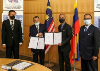 MUHAMMAD Azmi Mohd. Zain (dua kanan) bersama Pengerusi Eksekutif Kumpulan Apex Communications, Tan Sri Abdullah Ali (dua kiri) menunjukkan dokumen perjanjian pada Majlis Memeterai Perjanjian Pembangunan Projek Pembangunan Residensi Keluarga Malaysia Cengkih, di Kompleks PPj, Putrajaya. - UTUSAN/FAISOL MUSTAFA