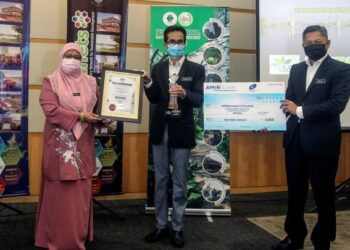 SHAMSAINI Shamsuddin (kiri) menyampaikan Anugerah Bandar Mampan 2020 kepada Muhammad Azmi Mohd. Zain (tengah) pada Majlis Anugerah Bandar Mampan Malaysia 2020 (Murninets) dan Anugerah Kejiranan Hijau (AKH) 2020 di Kompleks Perbadanan Putrajaya hari ini. -UTUSAN/FAISOL MUSTAFA