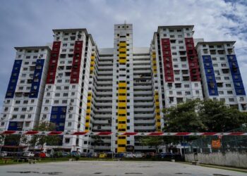PPR Kerinchi merupakan salah satu lokaliti yang terlibat dengan Cadangan Strategi dan Inisiatif Program Rintis Pembasmian Kemiskinan Tegar Tahun 2022. – UTUSAN/AMIR KHALID