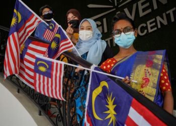 BERSEDIA atau tidak, seluruh rakyat perlu bersama-sama mengharungi fasa endemik dengan semangat Keluarga 
Malaysia. – UTUSAN/ AMIR KHALID