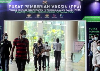 PEKERJA industri warga asing hadir menerima suntikan dos pertama di PPVIN di PICC, Putrajaya pada hari pertama operasi pemberian vaksin Covid-19. - UTUSAN/FAISOL MUSTAFA