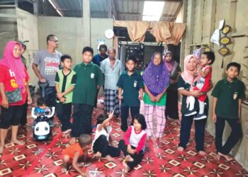 SEMUA 16 ahli keluarga Surayati Mat Rai yang tinggal sebumbung di rumah serba daif di Sungai Manik dekat Pasir Salak. – UTUSAN/AIN SAFRE BIDIN