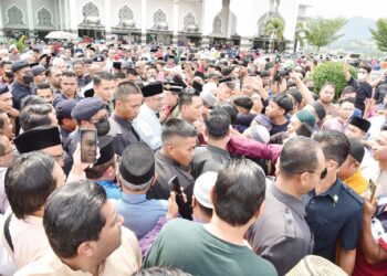 Anwar Ibrahim menerima sambutan yang begitu menggalakkan selepas menunaikan solat Jumaat di Masjid Muhammad Al-Fateh di Taman Jati, Meru, Ipoh, Jumaat lalu.