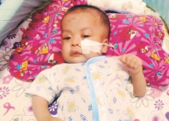 NUR Raisya Irdina Mohd. Hakim, bayi berusia tiga bulan yang memerlukan kelengkapan mesin oksigen kerana menghidap masalah saluran pernafasan ketika ditemui di Matang Jelutong di Bagan Serai semalam. – UTUSAN/WAT KAMAL ABAS